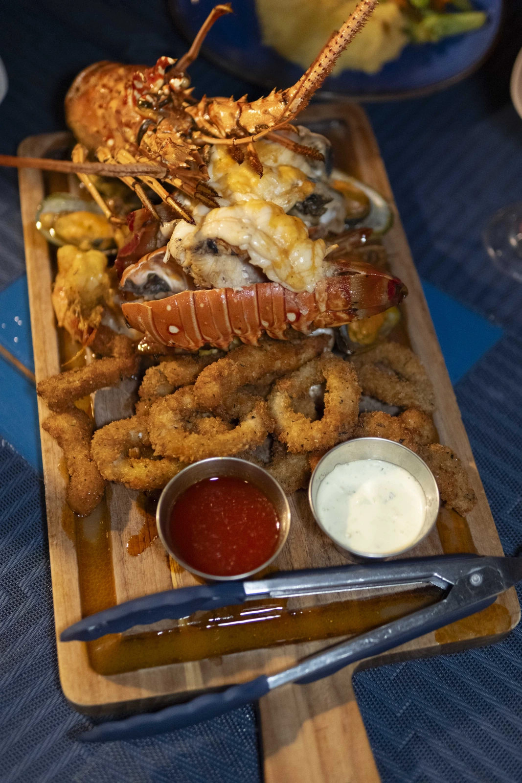 Tabla de langosta y camarones empanizados en Cocos Beach Front